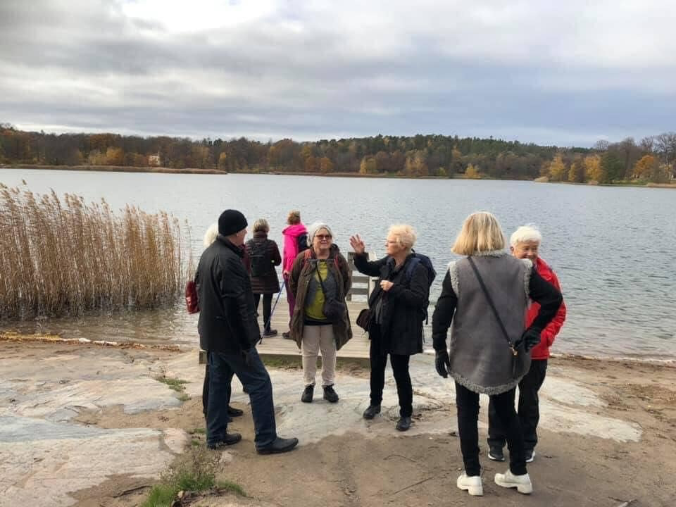 Grupp veteraner samlade vid en sjö
